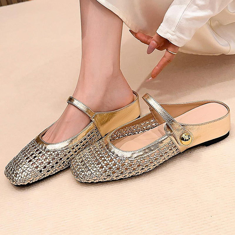 Zapatos destalonados trenzados con hebilla y punta cuadrada.