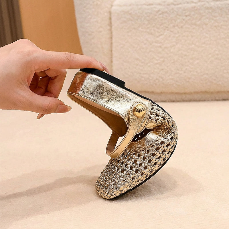 Zapatos destalonados trenzados con hebilla y punta cuadrada.
