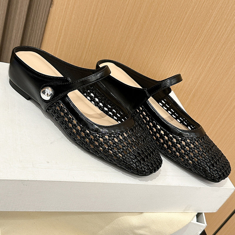 Zapatos destalonados trenzados con hebilla y punta cuadrada.