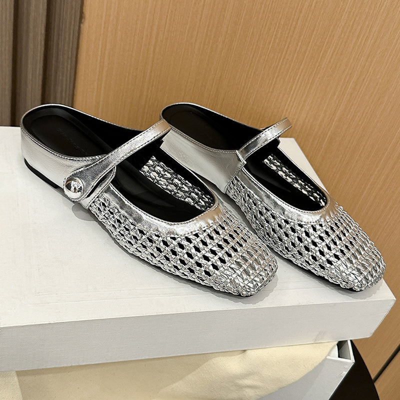 Zapatos destalonados trenzados con hebilla y punta cuadrada.