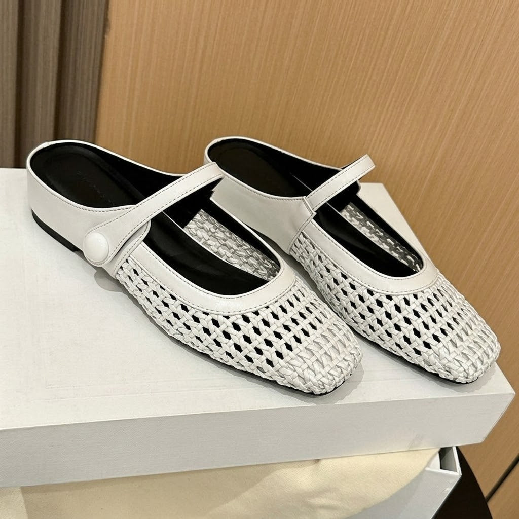 Zapatos destalonados trenzados con hebilla y punta cuadrada.